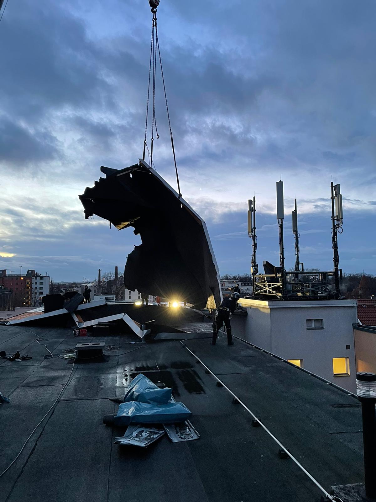 Dachdecker bei Arbeiten an einem Dachfenster
